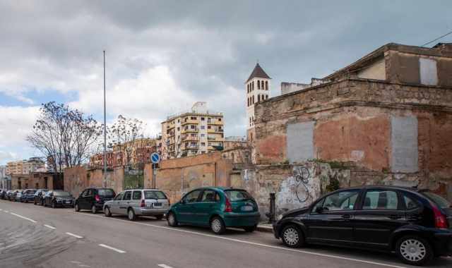 Bari. Palazzi fatiscenti, botteghe abbandonate, binari invadenti:  la dimenticata via Oberdan